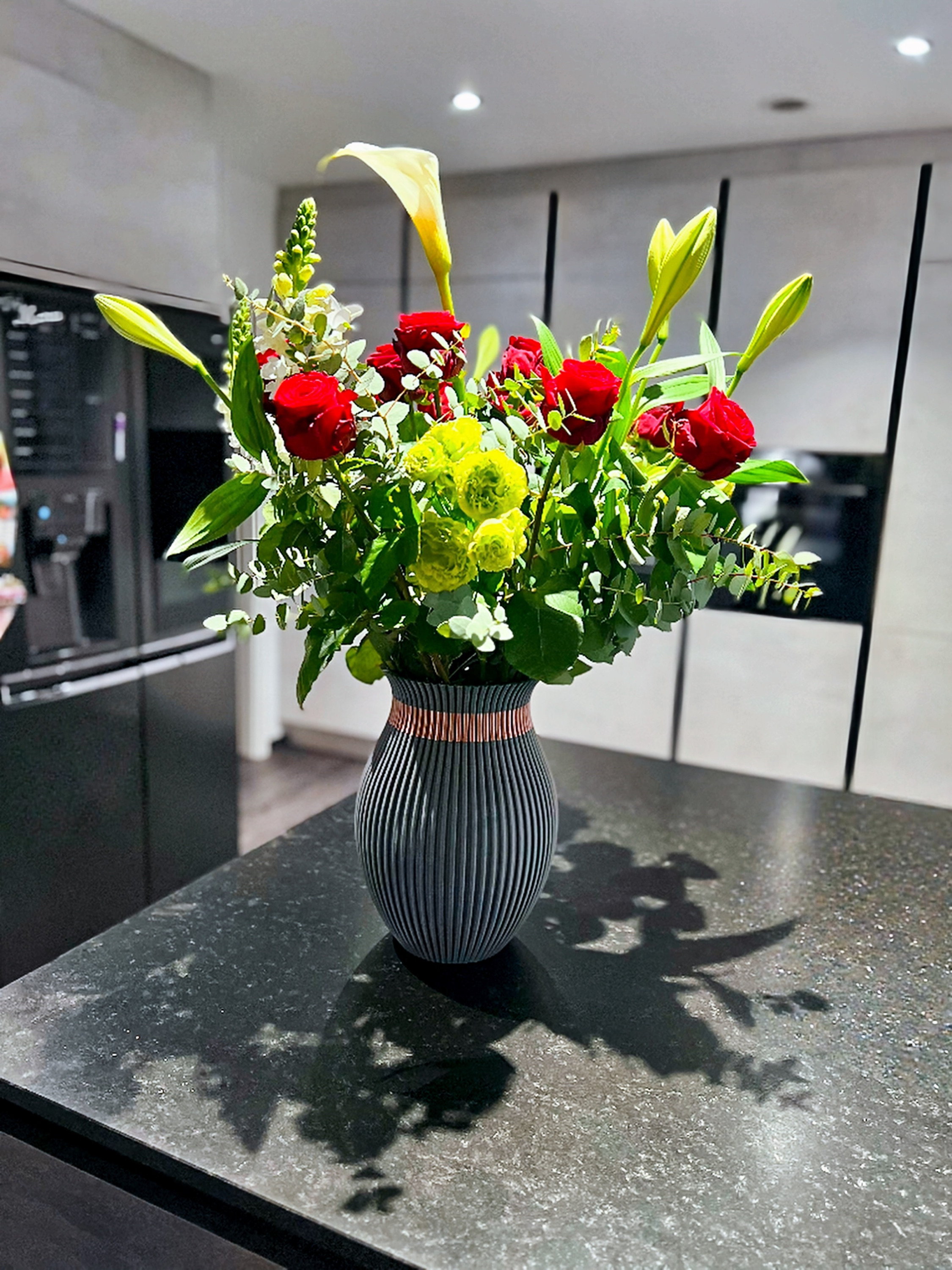 Vase mit vielen Blumen in der Küche